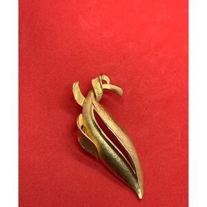 Vintage Torino Gold Tone Leaf Ribbon Brooch Textured